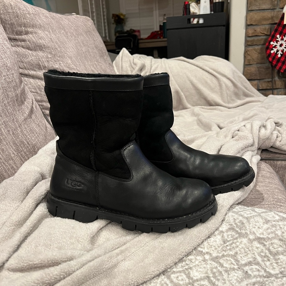 Men's UGG Boots Beacon Mid Calf Pull On 5485
Black Leather Biker Uggs size 9
